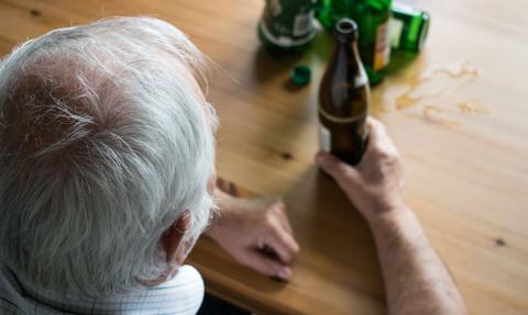 Seniorzy z zakazem alkoholu i papierosów? Jest odpowiedź na petycję