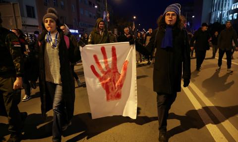 Skandaliczne sceny w Nowym Sadzie. Studenci bici na oczach policji, teraz cała Serbia protestuje