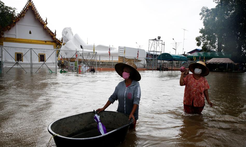 Powodzie i podtopienia w 16 prowincjach Tajlandii. Świątynie pod wodą