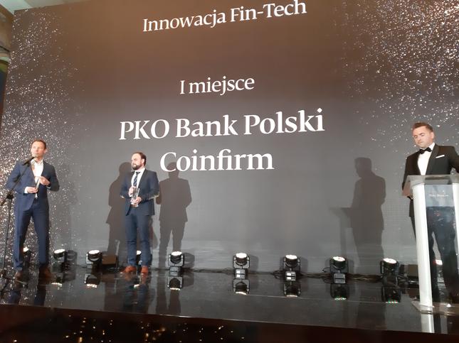 Nagrodę za I miejsce w kategorii Innowacja Fintech otrzymali PKO BP i Coinfirm. Na scenie, od lewej, Grzegorz Pawlicki – dyrektor biura innowacji PKO BP oraz Robert Ciurkot – współzałożyciel Coinfirm.