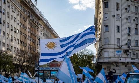 Argentyna wybiera nowego prezydenta. Faworyt chce zrezygnować z krajowej waluty na rzecz dolara