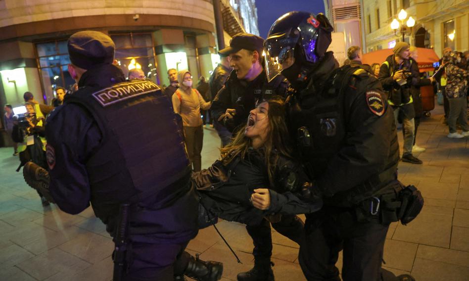 Rosjanie wyszli na ulice protestować przeciw mobilizacji. Ponad 1300 zatrzymanych