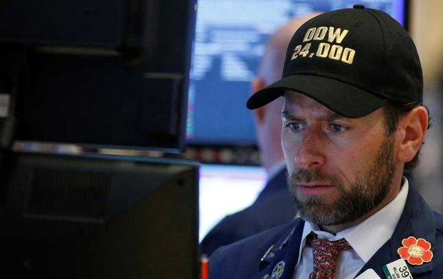 Czapeczki z napisem "Dow 24,000" - były aktualne zaledwie przez 35 dni.