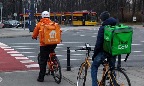 8 tys. w ogłoszeniu, 7 zł za kurs. Sprawdziła, jak naprawdę zarabiają kurierzy
