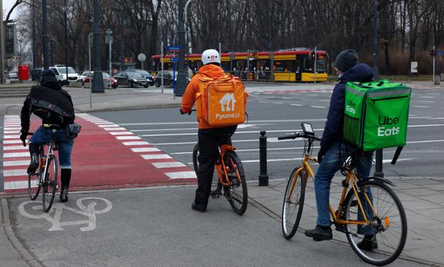 8 tys. w ogłoszeniu, 7 zł za kurs. Sprawdziła, jak naprawdę zarabiają kurierzy