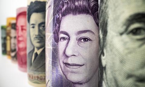 Bardzo drogi funt szterling i frank szwajcarski. Złoty mocno traci do głównych walut