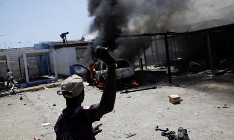 Pogrom na Haiti. Mieszkańcy uciekają ze stolicy kraju w obawie przed zbrojnymi bandami