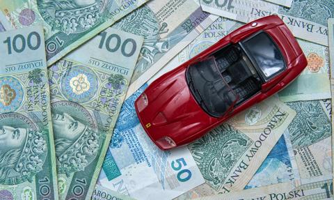 Ceny używanych aut wciąż drenują portfele, ale Polacy i tak kupują na potęgę