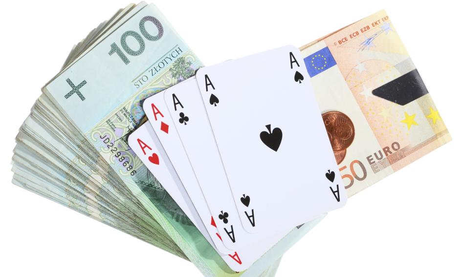 Euro flirtuje z czterema złotymi