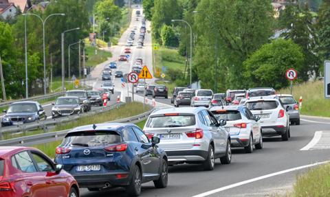 Turyści wracają z Tatr. Korki na zakopiance i trasach alternatywnych