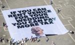 Wielki transparent Greenpeace. "Jeśli możesz wynająć Wenecję na ślub, możesz płacić więcej podatków"