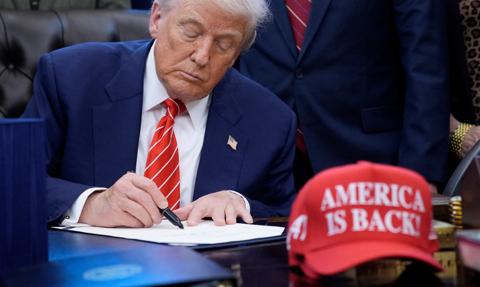„Życie Rady Pokoju zaczęło się od groźby wojny”. Włoska prasa gorzko o inicjatywie Trumpa