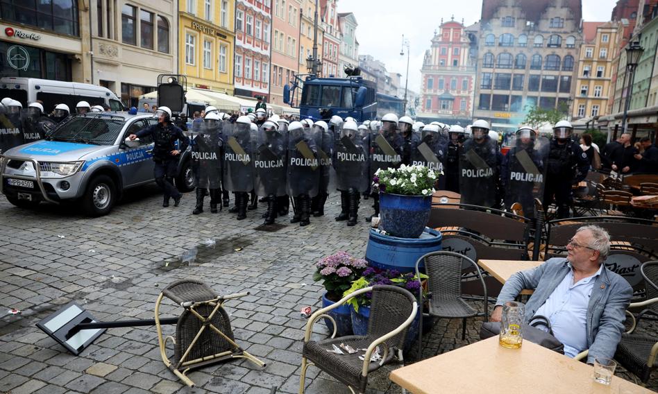 Pałki i armatki wodne kontra szklanki i krzesła. Pseudokibice starli się z policją