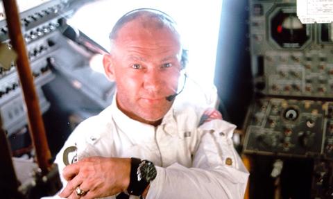 Kurtka Buzza Aldrina z wyprawy na Księżyc sprzedana za miliony dolarów
