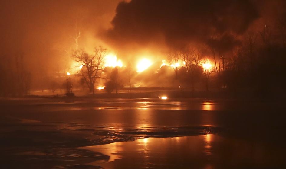 USA: Ewakuacja dwóch osad po katastrofie pociągu z ropą naftową
