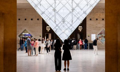 Luwr stawiał na "błyskotki" kosztem renowacji i bezpieczeństwa. Dyrekcja w ogniu krytyki