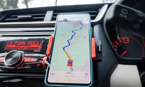 "Pałac Kibolski" i "Polacy al'dente" w Google Maps. Ministerstwo Cyfryzacji ostrzega