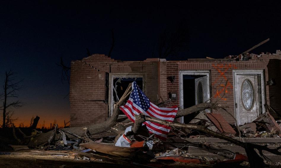 Natura uderzyła w USA. 32 ofiary gwałtownych tornad, burz i pożarów