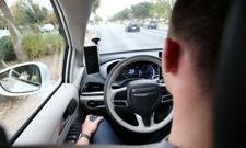 AI łamie przepisy, zapłaci Waymo i Tesla. Policja z nowymi uprawnieniami