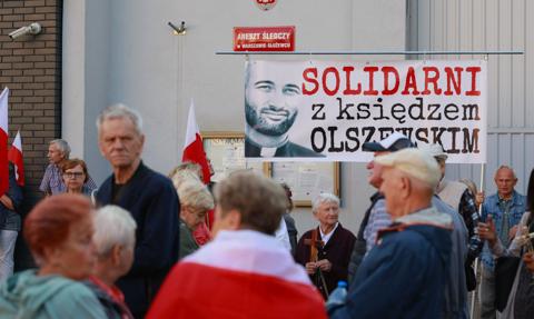 Ruszył proces o miliony z Funduszu Sprawiedliwości. Ksiądz Olszewski na ławie oskarżonych
