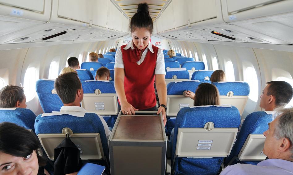 Odlotowy zawód, zaskakujące zarobki. Tyle naprawdę zarabiają stewardessy w 2025 roku