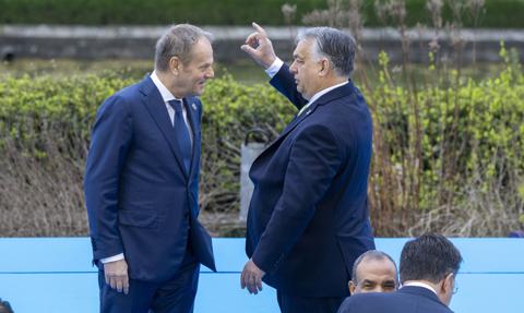 Politico: chwilowi sojusznicy Tusk i Orban sprzeciwiają się paktowi migracyjnemu