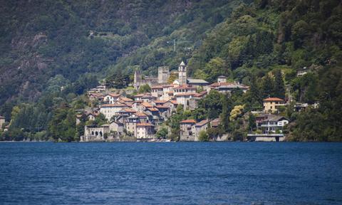 Awantura o kolory w Como. Władze nakazują "szary antracyt" w restauracjach