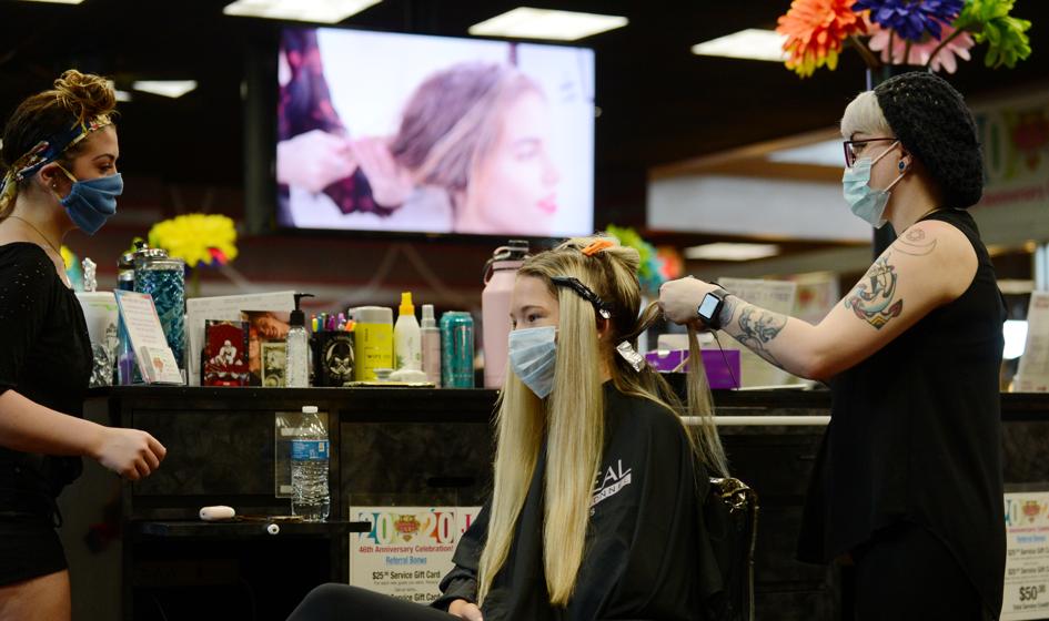 Salonowi fryzjerskiemu zabroniono poszukiwania "szczęśliwego" stylisty