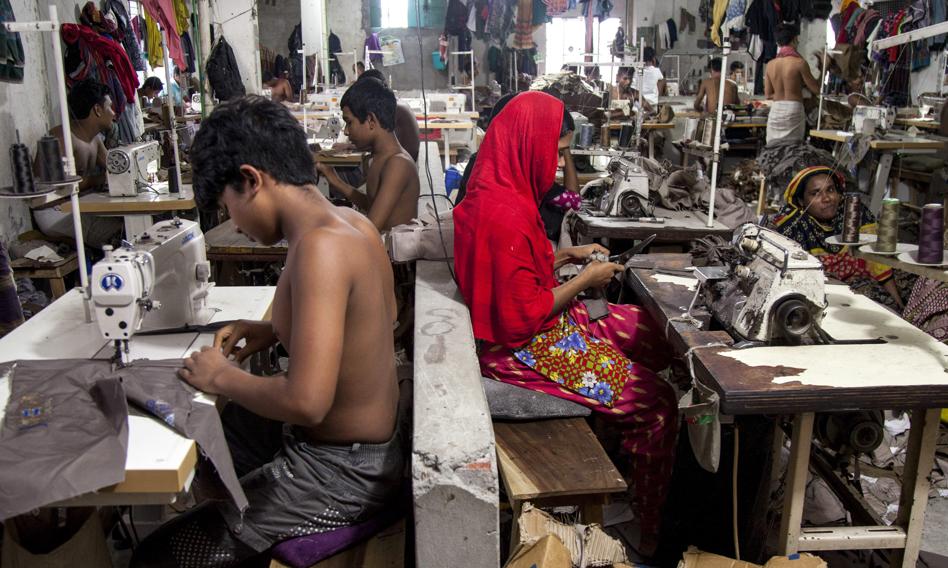 Bangladesz podniesie płacę minimalną pracowników szwalni o ponad połowę. Do 114 dolarów miesięcznie