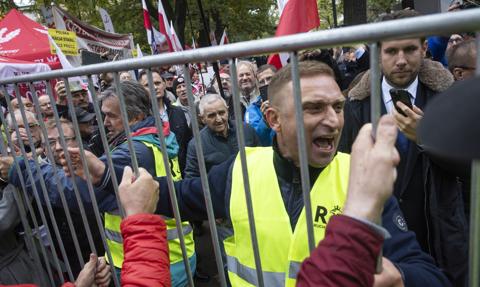 Protestujący starli się z policją przed TK. MSWiA reaguje