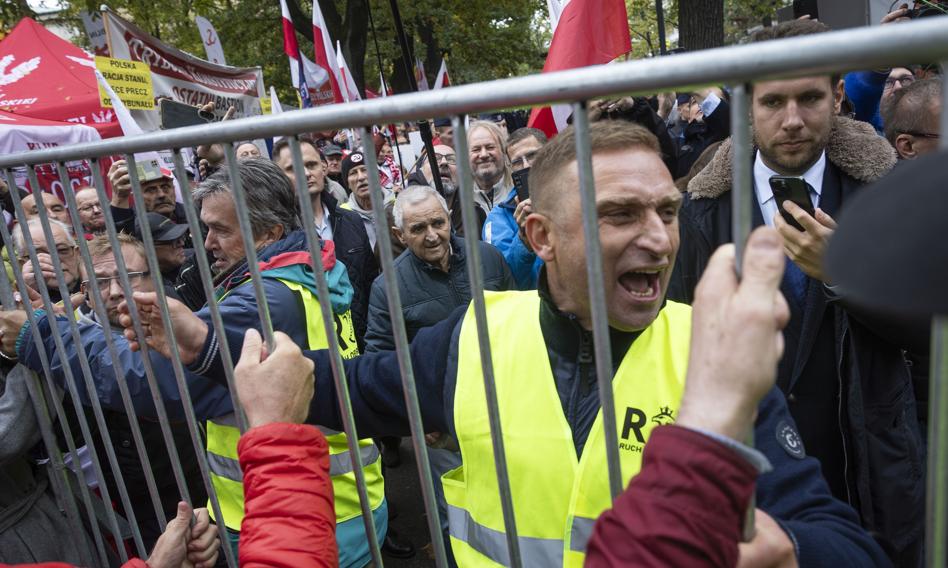Protestujący starli się z policją przed TK. MSWiA reaguje