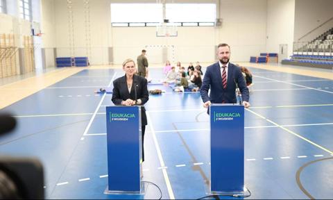 Żołnierze wejdą do szkół. Szef MON: Każdy z nas musi być przygotowany na sytuację kryzysową