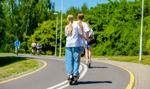 Lawina wypadków na e-hulajnogach. Kaski rozwiążą czy pogorszą sprawę?