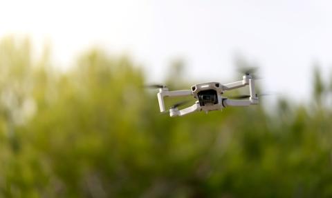 Latasz dronem? Sprawdź zasady, inaczej czekają kłopoty