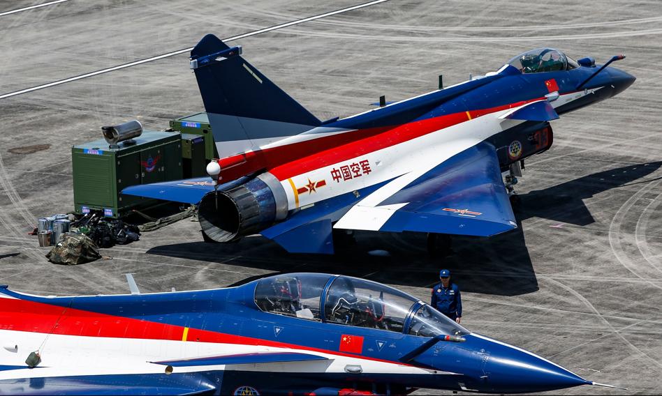 Chiński myśliwiec sfotografowany nad saudyjskim portem nad okrętami USA