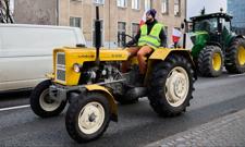 Władza wiedziała, polskie fabryki upadały. Białoruski przekręt na "używany traktor"