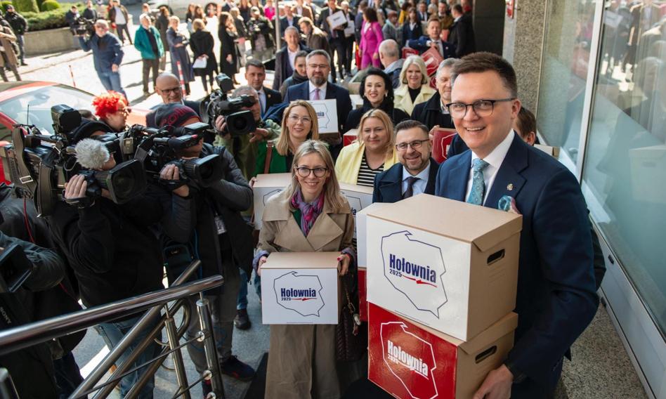 Szymon Hołownia złożył w PKW 400 tysięcy podpisów poparcia pod jego kandydaturą