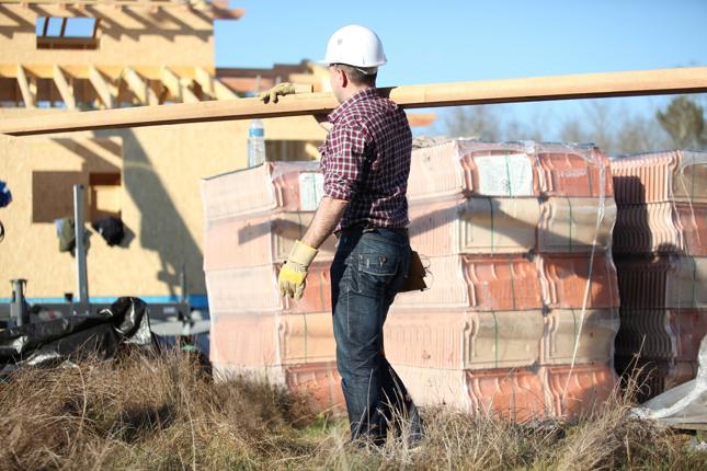 Wypadki na budowach często zdarzają się początkującym