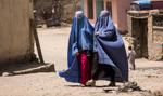 W Afganistanie talibowie nakazali kobietom całkowicie zakrywać ciała. 