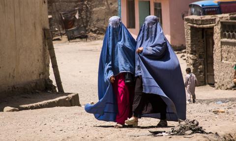 W Afganistanie talibowie nakazali kobietom całkowicie zakrywać ciała. "Od stóp do głów"