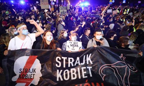 Ponad 1600 stron o represjach władzy. Raport trafił na biurko premiera