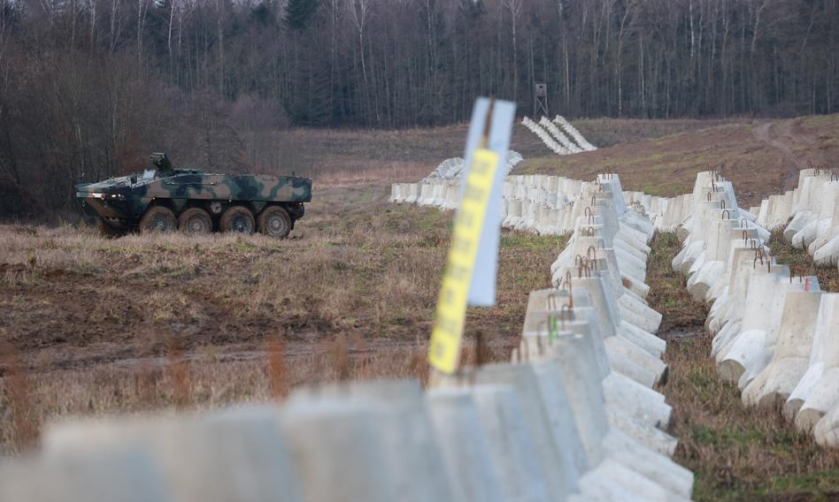 Niemieccy saperzy pomagają Polakom przy budowie Tarczy Wschód