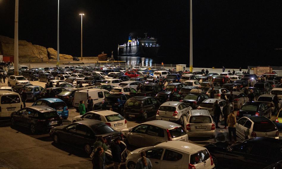 Chaos w greckich portach. Tysiące osób opuszczają Santorini w obawie przed trzęsieniem ziemi