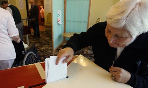 Wybory samorządowe. Seniorzy i młodzi rodzice mają większą motywację, by zagłosować