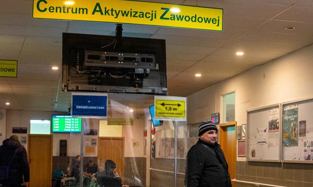 Stopa bezrobocia w górę. Na pracę w urzędach czeka ponad 830 tys. osób