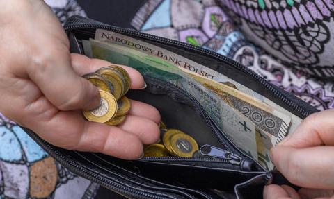 Seniorzy dostaną "na rękę" więcej, niż obiecywano. Wszystko przez jeden wskaźnik