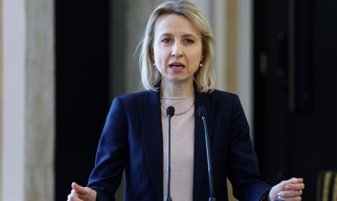 Wiceprezes EBI: Transformacja energetyczna jest kluczowa, by uniezależnić się od paliw z Rosji