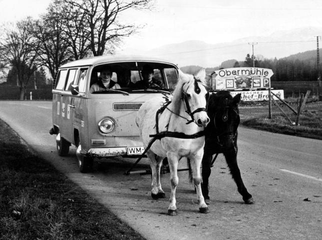 Kryzys naftowy oznaczał braki paliwa. Szukano więc alternatyw, jak np. w Weilheim (Niemcy), gdzie do ciągnięcia Volkswagena zaangażowano konie