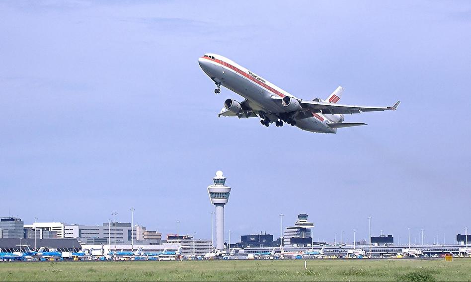 KLM zawiesił kilkadziesiąt lotów do Amsterdamu. Utrudnienia dla tysięcy pasażerów
