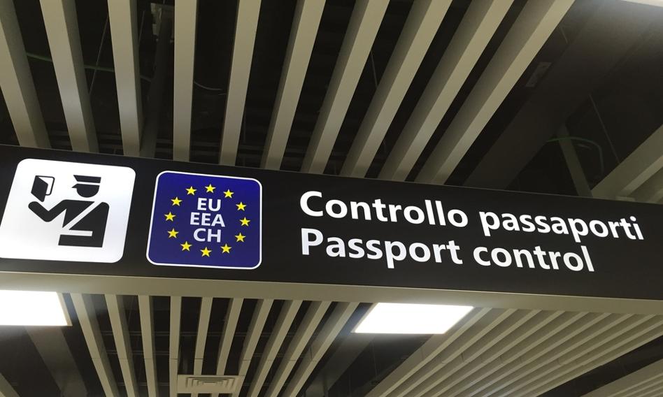 Włosi "uziemieni"? Gigantyczne kolejki do biur paszportowych
